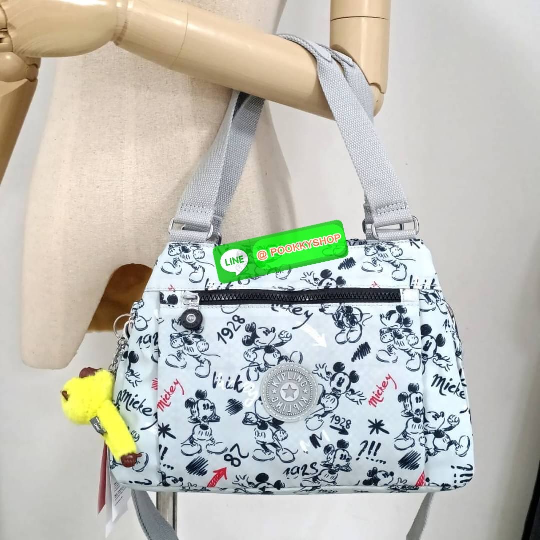 KIPLING ELISE HANDBAG กระเป๋าถือและสะพายไหล่ วัสดุ Nylon +Polyester ขนาดกำลังพอดี จุของได้มาก มีหูจับสองสาย ถือสะดวก น้ำหนักเบา มีช่องซิป ด้านหน้า ช่อง กระเป๋าหลักเปิด-ปิดด้วยซิป มี3 ช่องว่างใส่ของได้จุมากๆ ใส่มือถือได้ กระเป๋าสตางค์ใบยาว และ เครื่องสำอาง