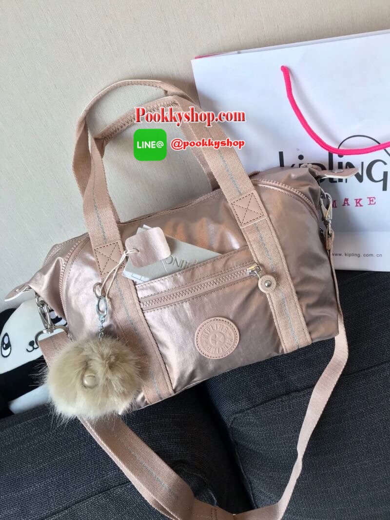 Kipling Art Mini Shoulder Bag จากMayday’s Collection กระเป๋าถือหรือสะพาย วัสดุPolyamide 100% ขนาดกลาง น้ำหนักเบา รุ่นนี้เก็บทรงได้ตามแบบฉบับของ Art mini ช่องซิปและช่องการใช้งานมีให้เป็นสัดส่วน มาพร้อมmonkey Pompom และสายสะพายถอดและปรับได้ฟรีไซส์ ใช้งานได้