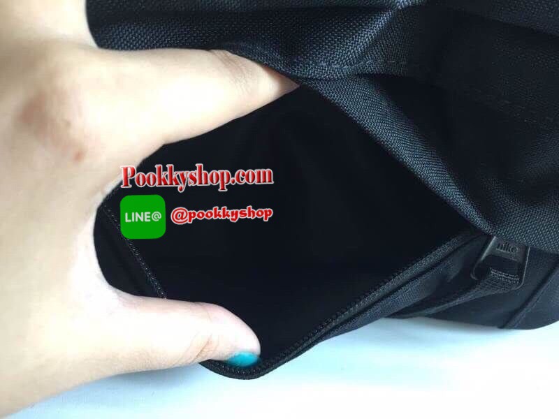 Brand : NIKE รุ่น TECH HIP PACK Detail : กระเป๋าขนาดพอเหมาะ คาดเอว สะพายข้าง หิ้วแบบชิวๆ เปิดปิดด้วยซิป 3 ช่อง (2 ช่องใหญ่ 1 ช่องเล็ก) โลโก้ด้านหน้า Nike เด่นชัด ภายในมีช่องใหญ่บนสุด มีช่องซิปเล็ดตาข่ายอีก 1 ช่อง บรรจุของได้จำนวนมาก ช่องเล็กด้านหน้าสามารถ