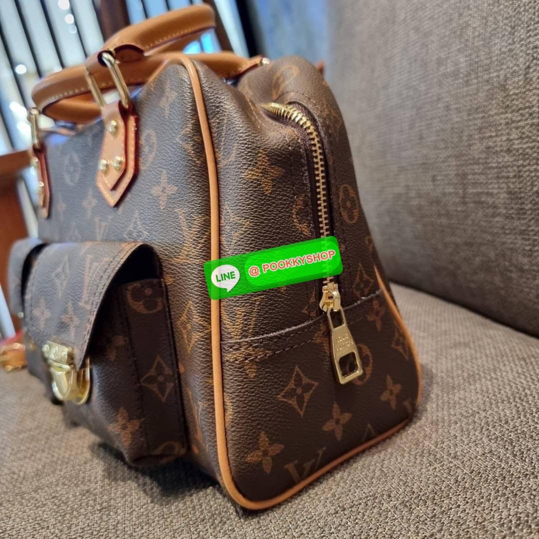 LV MANHATTAN HANDBAG กระเป๋าถือทรงผู้ดี คลาสสิค สวยหรู ไซส์กำลังสวย ราคาแสนดีจากวีไอพีพรีเมี่ยมกิ๊ฟ ดีไซน์ตกแต่งกระเป๋าเล็กด้านหน้า ใส่ของจุกจิกได้ วัสดุหนังแคนวาส ภายในโล่งกว้างมาก มีช่องซิปและช่องย่อย มาพร้อมสายสะพายครอสบอดี้ ถอดออกได้ คล้องแขนเก๋ๆ สะพา