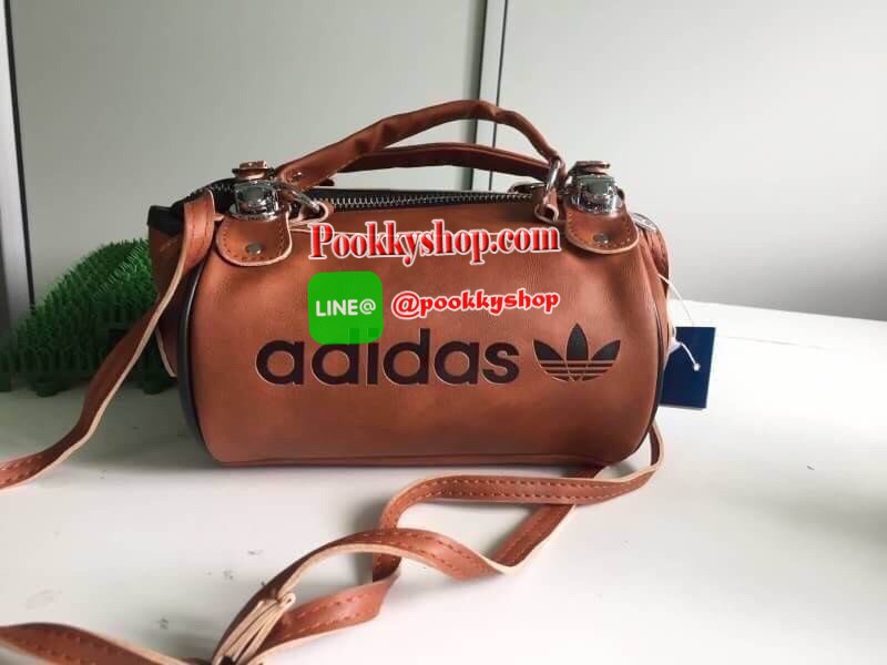 Brand : Adidas Mini Shoulder bag and messger bag 2018 Detail : กระเป๋าสะพายข้างใบเล็กกระทัดรัด แนวsport วัสดุทำด้วยหนังPU นิ่ม น้ำหนักเบา Logo Adidas สกีนทั้ง 2 ข้าง สามารถใช้ได้ทั้งด้านหน้าและด้านหลังเวลาสะพาย ภายในกว้างสามารถเก็บของได้พอสมควร ใส่กระเป๋า