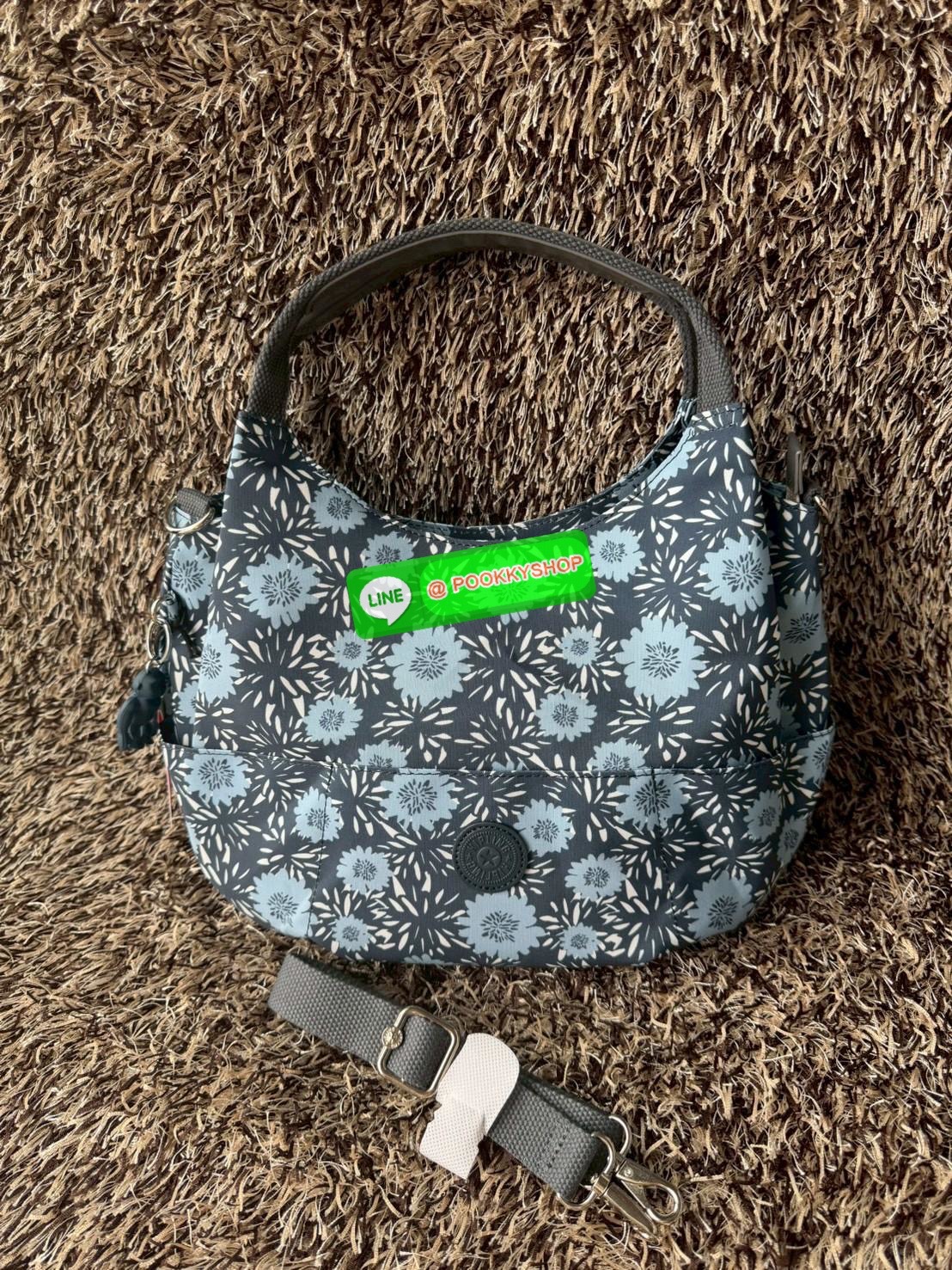 💕Kipling Aliana Shoulder Bag เป็นกระเป๋าสะพายไหล่ดีไซน์เรียบหรูที่ลงตัวทั้งสไตล์และการใช้งาน มาพร้อมช่องหลักปิดเปิดด้วยกระดุมแม่เหล็ก ช่องด้านในมีช่องแยกใช้การใช้งานหลายช่องอย่างชัดเจน รวมทั้งยังมีช่องที่ซ่อนอยู่ภายนอก มาพร้อมสายสะพายปรับฟรีไซส์ เ