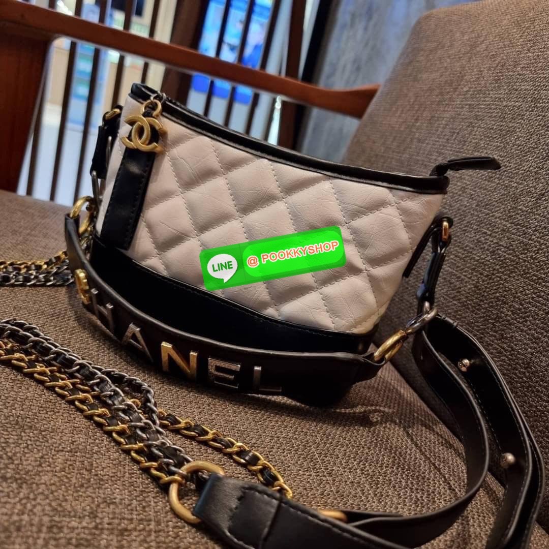 RESTOCK!! LIMITED SHOULDER BAG พรีเมี่ยมกิ๊ฟ Chanel ไซส์คลาสสิค กระเป๋าสะพายข้าง/ไหล่ หนังสังเคราะห์ นิ่ม หรู มาพร้อมพวงกุญแจสัญลักษณ์แบรนด์ พิเศษ!! สายคล้อง jumbo font เพิ่มดีเทลความแพง อะไหล่พร้อมโซ่สะพายสีทองสลับสีเงินรมดำ สามารถสะพาย crossbody หรือสะพ