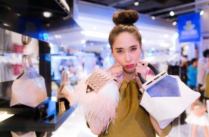 มาอีกรอบละจร้าาา มากี่รอบก็ไม่เคยพอขาย ใครรออยู่จับจองกันได้เลยจร้า Tui bag งานสวย เพชรงดงาม ขนฟูฟ่อง สวยไม่มีที่ติเลย ดูหรูหรามีราคามากที่สุด มีสายโซ่สะพายยาวเพิ่มความแมทกับกระเป๋า ให้ดูดีได้อีก รีบจัดเลยน้าาาทา