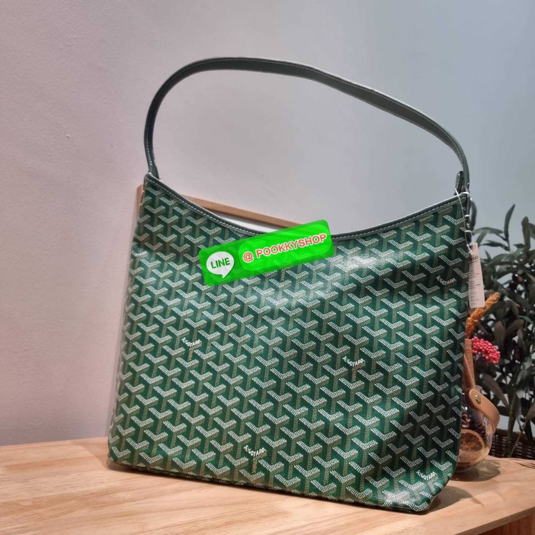 GOYARD BOHEME HOBO BAG ใหม่สุดคุ้ม กับกระเป๋าสะพายทรงโฮโบ ใบใหญ่จุใจ!! มาครบสีขายดี เลิศทุกสี รูปทรงคลาสสิค ดีไซน์เป็นเอกลักษณ์ วัสดุหนังแคนวาสพิมพ์ลายสวยคม ปากกระเป๋ามีซิปเปิด-ปิดกันของหล่นได้ ภายในโล่งกว้างมาก มาพร้อมสายคล้องในตัว ทนทาน สะพายสวยๆได้ทุกว