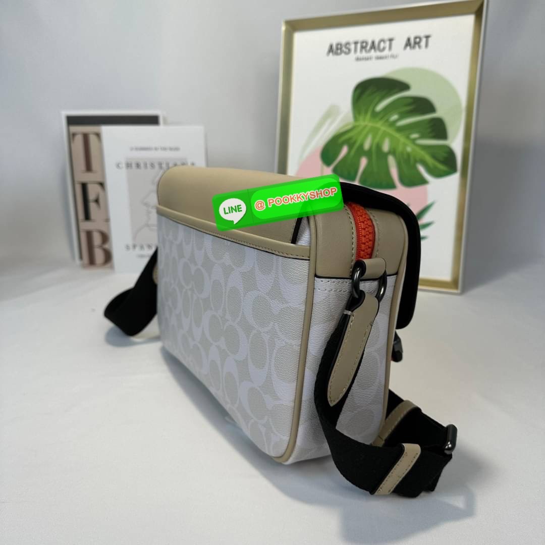 กระเป๋า COACH TRACK CROSSBODY IN COLORBLOCK SIGNATURE CANVAS (COACH C2725) กระเป๋าสะพายใบใหญ่ Unisex ที่เท่ได้ทั้งชายและหญิง วัสดุหนังแท้ หนังนิ่ม สัมผัสมือดีมากๆ เก็บดีเทลด้วยหนังแคนวาสคุณภาพ เนียบคมกริบ อยู่ทรงสวย ขนาดกำลังดี ไม่เล็ก ไม่ใหญ่เกินไป ด้านใ