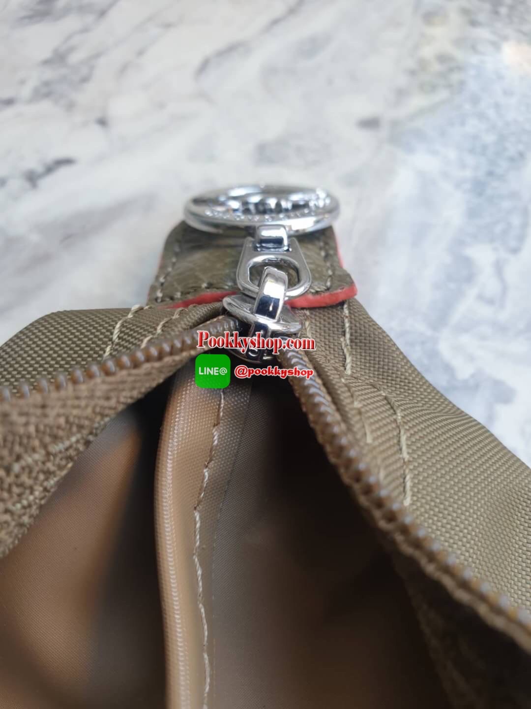 Longchamp Le Pliage Club Tote Bag Size L หูยาว วัสดุเนื้อผ้า Nylon Canvas เคลือบกันนำ้ ตัดด้วยหนังแท้ที่มีน้ำหนักเบา ดีไซน์เรียบง่ายแต่เต็มไปด้วยความคลาสสิก จนเป็นที่ชื่นชอบไปทั่วโลก Longchamp ปรับโฉม LE PLIAGE ด้วยการปักลายรูปม้า-ตราสัญลักษณ์ของแบรนด์บนผ