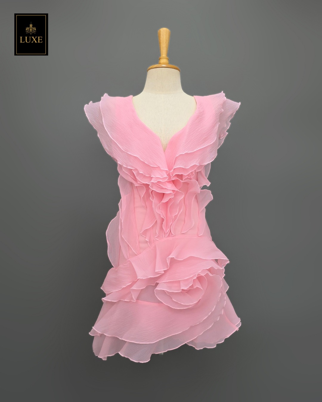 เดรสแฟชั่น เดรสกระโปรงสั้นเสื้อคอวีแขนกุด แต่งระบายคลุมต้นแขนเล็กน้อย มีเชือกผูกหลัง