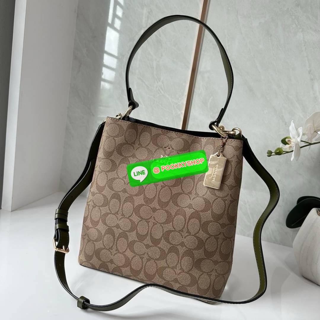 COACH TOWN BUCKET BAG IN SIGNATURE CANVAS (COACH 91512) 🔖 กระเป๋าสะพาย/ถือบัคเกต รุ่นคลาสสิคตลอดกาลไม่เอ้าท์ 🔖วัสดุ: แคนวาส ตัดหนังแท้ 🔖เปิด-ปิด กระเป๋าด้วยกระดุมแม่เหล็ก ภายในช่องโล่ง มีช่องซิปแบ่งตรงกลาง แยกเก็บของได้อย่างเป็นสัด
