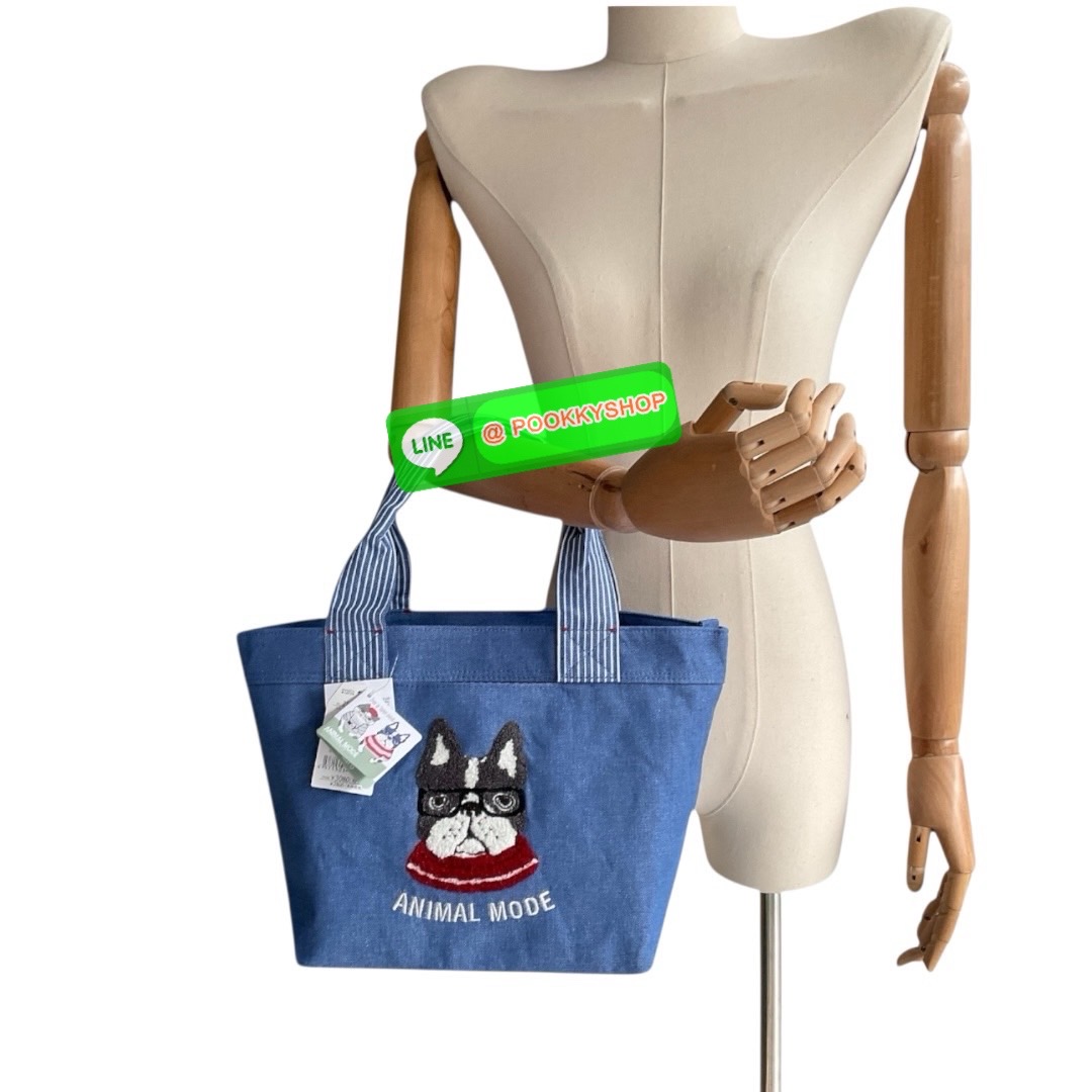 กระเป๋ามินิ Kusuguru Paulo Dyed Denim & Hickory ผ้าย้อมเส้นด้ายนี้มีเนื้อสัมผัสคล้ายผ้าเดนิม ต่างจากผ้าเดนิม ตรงที่ทนทานต่อสีตกและมีน้ำหนักเบา ลายปัก Sagara สามมิติอันโดดเด่นสะดุดตานั้นน่าประทับใจอย่างยิ่ง กระเป๋าใบนี้มีขอบกระเป๋าที่กว้างและขนาดที่ใช้งานง