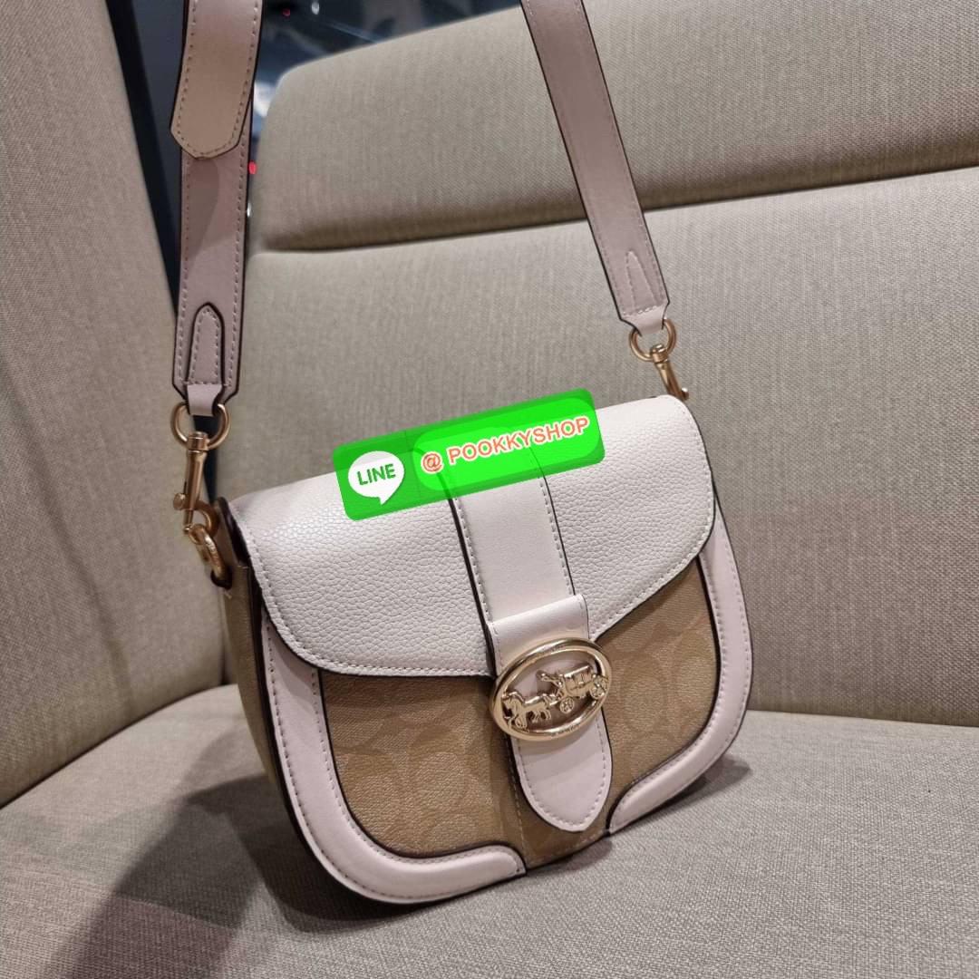 COACH C3593 GEORGIE SADDLE BAG IN COLORBLOCK SIGNATURE CANVAS WITH RIVETS ยกระดับความหรูให้กับตัวเองกันหน่อย ด้วยกระเป๋ารุ่นนี้!! ครอสบอดี้ที่ดีไซน์หรู อัพเลเวล ในราคาที่จับต้องได้ วัสดุหนังแคนวาสเคลือบสลับหนังเรียบ พิเศษไปอีกตกแต่งขอบด้วยหมุด เพิ่มดีเทลก
