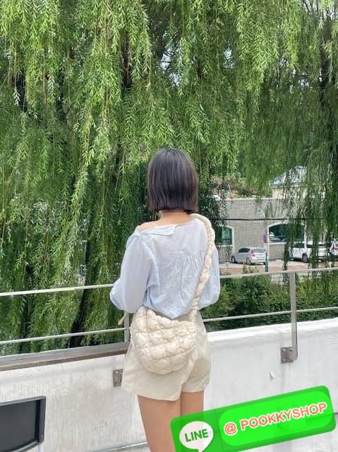 C Cozy Shoulder Bag สายแฟชั่นเกาหลีห้ามพลาด เป็นกระเป๋าที่กำลังได้รับความนิยมอย่างมากในเวลานี้ ถูกออกแบบมาให้มีลักษณะนุ่มนิ่มไม่ต่างจากพัฟเฟิลโค้ตหรือผ้านวม เลือกหยิบมาใช้ แมตช์เข้ากับคอสตูมได้ในแต่ละวัน รูปทรงและงานดีไซน์ที่มีความโดดเด่น และแตกต่างจากกระ