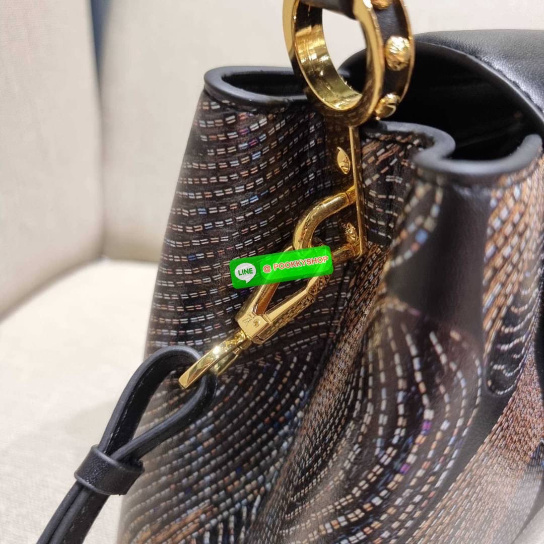 NEW IN!! LV capucines top handle วีไอพีพรีเมี่ยมกิ๊ฟจากเคาน์เตอร์ ที่สุดของความสวยในราคาเบาๆ กระเป๋าถือสุดหรู ดีไซน์ทรงคลาสสิค พร้อมลวดลายหรูหรา มาพร้อมหูจับในตัว ด้วยรูปทรงวินเทจและวัสดุหนังแท้ ขับผิว ทำให้ไอเท็มนี้สะกดทุกสายตาจริงๆ และยังมีลูกเล่นที่ฝาป