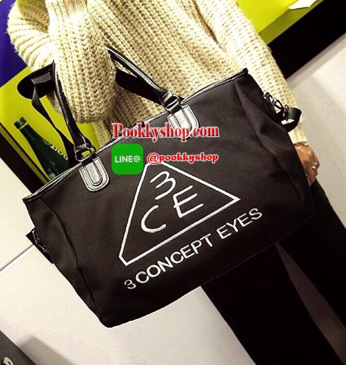 Don't Miss! กระเป๋าเดินทางแบรนด์ดัง 3CE ของแท้จากเกาหลี วัสดุ NYLON เนื้อหนาสีดำสกรีนโลโก้ 3CE หูหิ้วหนังสะพายไหล่ได้ พร้อมสายสะพายยาวถอดได้ Crossbody ได้ ใบใหญ่จุใจใส่เสื้อผ้ารองเท้าของใช้ได้เยอะ น้ำหนักเบา ดูแลรักษาทำความสะอาดง่าย เปิดปิดด้วยซิปด้า