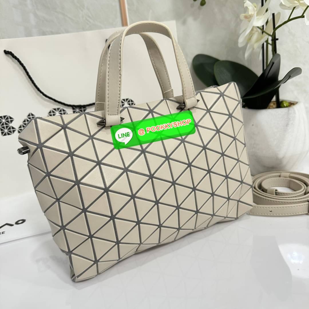 Bao Bao issey Miyake Tonneau Small Matte Bao Bao Issey Miyake รุ่น TONNEAU (ทอนโนะ) กระเป๋าทรง Boston Bag ที่โดดเด่นด้วยลายแพทเทิร์น 3 เหลี่ยมด้านเท่าเรียงต่อกัน ทำให้กระเป๋าใบนี้มีความโดดเด่นทั้งในเรื่องของดีไซน์ที่ทันสมัย และการใช้งานที่ครบทุกฟังก์ชั่น