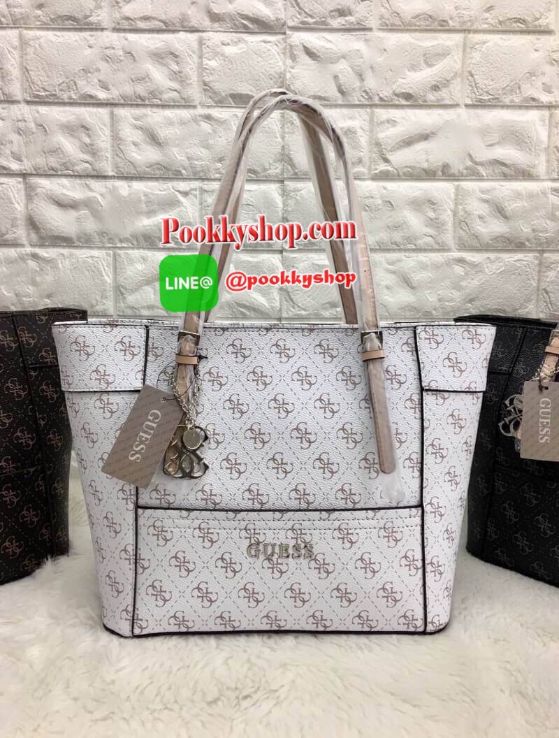 New in GUESS LARGE TOTE BAG พร้อมส่งกระเป๋าถือหรือคล้องไหล่ได้ ลายหนังแบรนด์ตัวจีไขว้ตามแบบฉบับแบรนด์เลยค้าา นำ้หนักเบานะค่ะ ด้านหน้าติดอะไหล่แบรนด์ตัวใหญ่ พร้อมห้อยพวงแบรนด์อะไหล่เงินด้านหน้ามาด้วยค่ะ เปิดปิดกระเป๋าด้วยซิป ซัปในลายแบรนด์ ด้านในโล่งกว้างใ