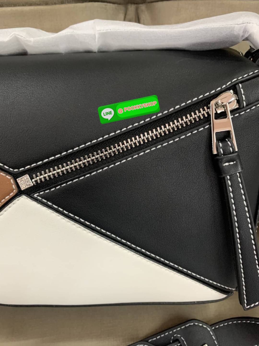 NEW IN! LOEWE CROSSBODY BAG VIP GIFT WITH PURCHASE (GWP) กระเป๋าถือหรือสะพาย Limited Edition จาก LOEWE PERFUME DUTYFREE COUNTER วัสดุ Leather Calfski หนังแท้ (หนังวัว) งานสวยตั้งอยู่ทรง สีสันสดใสทูโน ขนาดกำลังดี น้ำหนักเบา อะไหล่เงิน