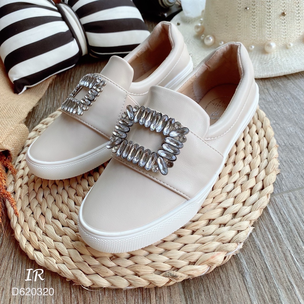 รีพีทแบบขายดี!!! พร้อมส่ง Roger Vivier ชนช็อป วัสดุหนังนิ่มแต่งอะไหล่เพชรสี่เหลี่ยมด้านหน้า ดาราเซเลบใส่กันเยอะมากๆคะรุ่นนี้ ใส่แล้วทำให้ลุคของคุณดูเด่นมากๆ ดังนั้นสาวๆไม่ควรพลาดรุ่นนี้เลยนะค้า