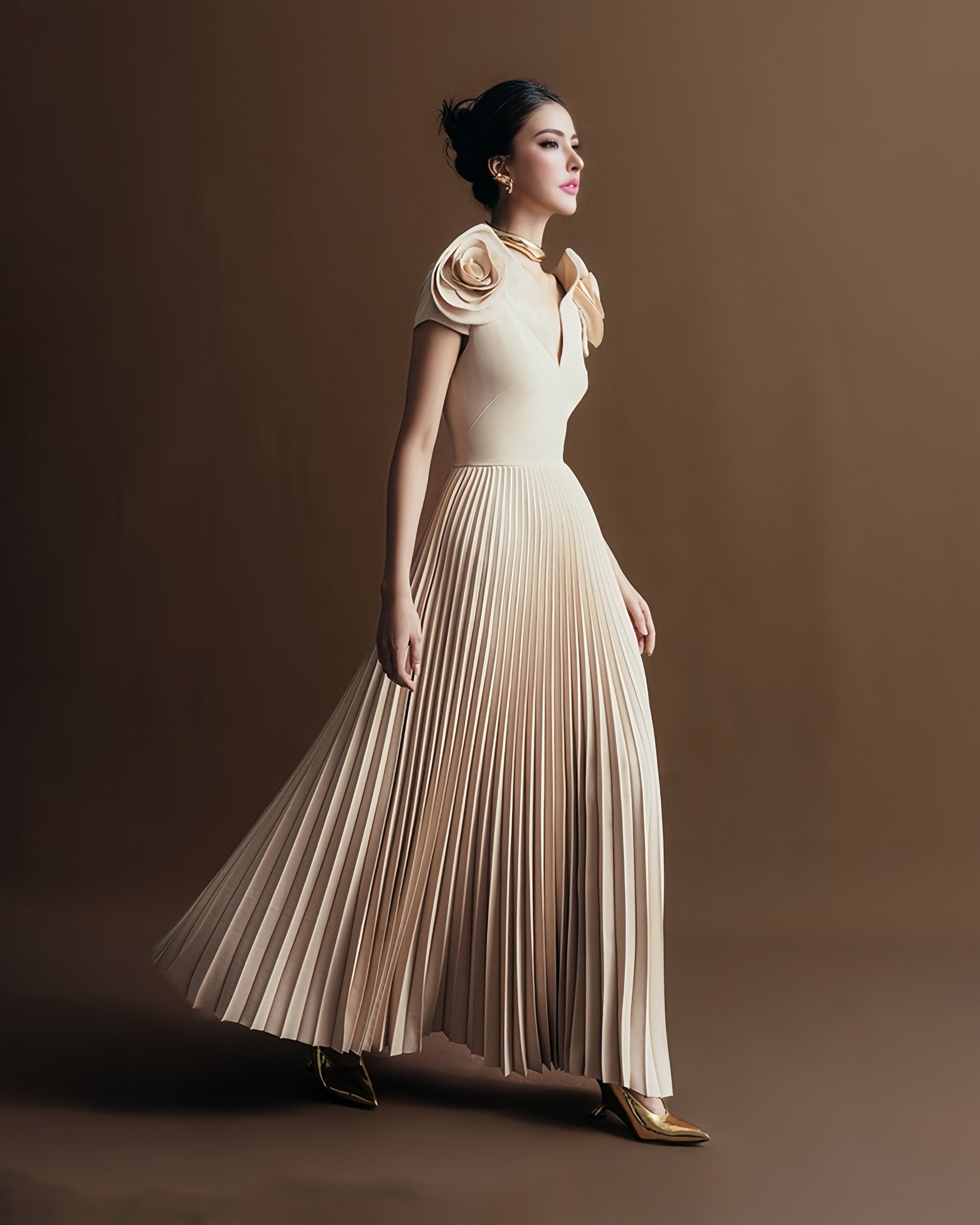 เดรสแฟชั่น เดรสเสื้อคอวีแขนกุด กระโปรงพลีทรอบตัว