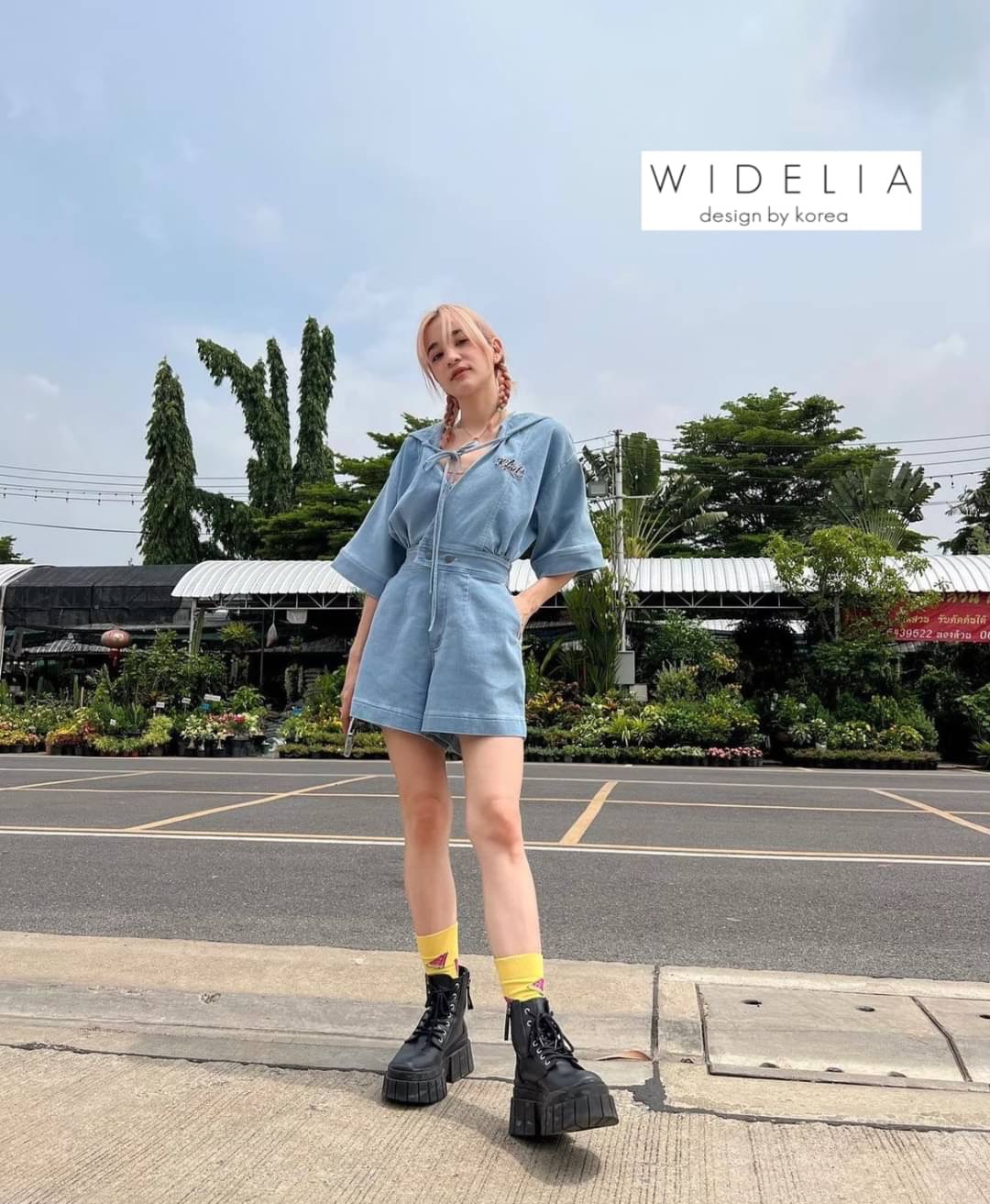 Jumpsuit>>งานดีขนาดนี้ไม่จัดไม่ได้แย้วววว ความสวยเราจัด เต็ม 💯 จั๊มยีนขาสั้นคอวีแต่งฮูดสวยแขนสั้นน่ารักสุดอ่ะ ตัวจั๊มติดกระดุมช่วงเอวเข้ารูปกระเป๋าสองข้าง หลังสม๊อคยีอได้จ้า คัตติ้งเป๊ะ บอกเลยมันสุดยอดจริงๆ ใส่เที่ยวถ่ายรูป รับรองน่ารักใช่ย่