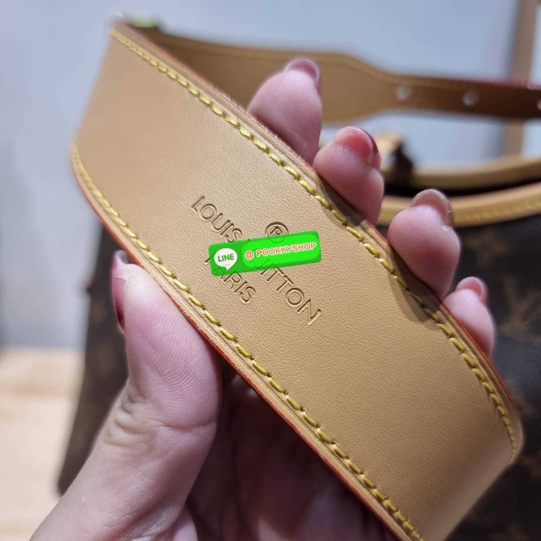 LV CARRYALL BAG ใหม่ล่าสุด รุ่นลิมิเต็ดที่สาวๆตามหา จากเคาน์เตอร์ dutyfree กระเป๋าสะพายไหล่ทรงสวย ดีไซน์เรียบง่ายคลาสสิค หรู ดูผู้ดี รูปทรงใช้งานง่าย มาพร้อมใบลูก ไว้เก็บของจุกจิก วัสดุหนังแคนวาส ปากกระเป๋ามีสายหนังผูกกันของหล่นได้และยังมีกระดุมแม่เหล็กอี