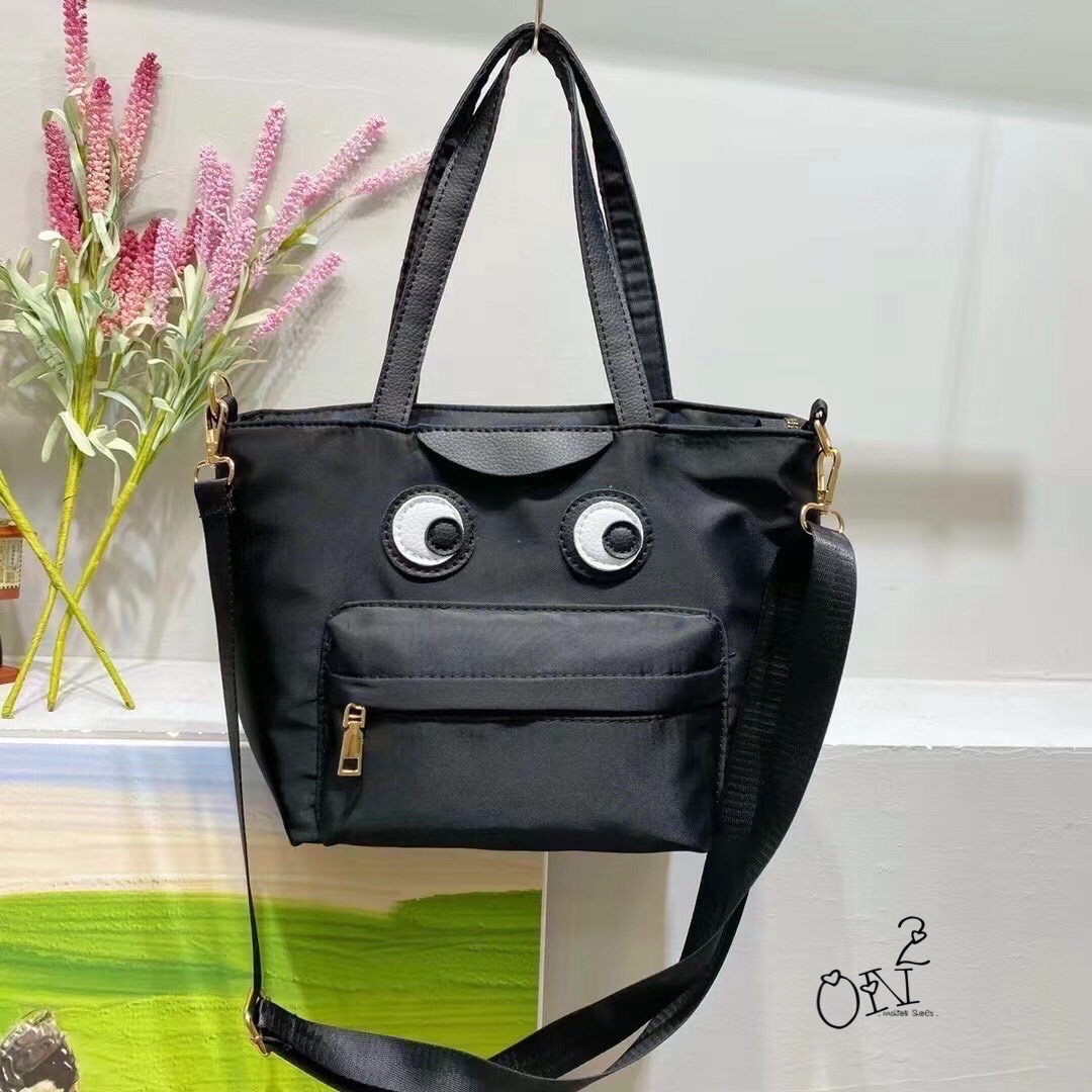 กระเป๋าสะพายข้าง brand anya วัสดุตัวกระเป๋าทำจากผ้ากันน้ำอย่างดีสีดำ ด้านหน้าส่วนลายเป็นหนังเย็บติด กระเป๋าเป็นปากซิป ด้านหน้ามีกระเป๋าเปิดออกมาเป็นสีแดงนะคะ มาพร้อมสายยาวทำจากผ้าไนล่อนอย่างหนาสีดำ สามารถปรับระดับได้