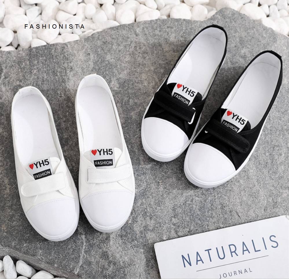 สดใส น่าร๊ากก มีสไตล์ Restock พร้อมส่งเลยจ้า รองเท้าผ้าใบแบบสวม ดีไซน์เรียบๆเก๋ๆ วัสดุผ้าแคนวาสเนื้อนุ่ม ใส่สบาย คล่องตัวไม่มีสายคาดเมจิกเทปด้านหน้า เพิ่มความเก๋แค่ลอกๆแปะๆไม่ต้องผูกเชือก แมชชุดไหนก็เก๋ ดู Chic & Cool มั่กๆ พื้นยาง 1.5 c.m. เหนียวหนึบยึดเ