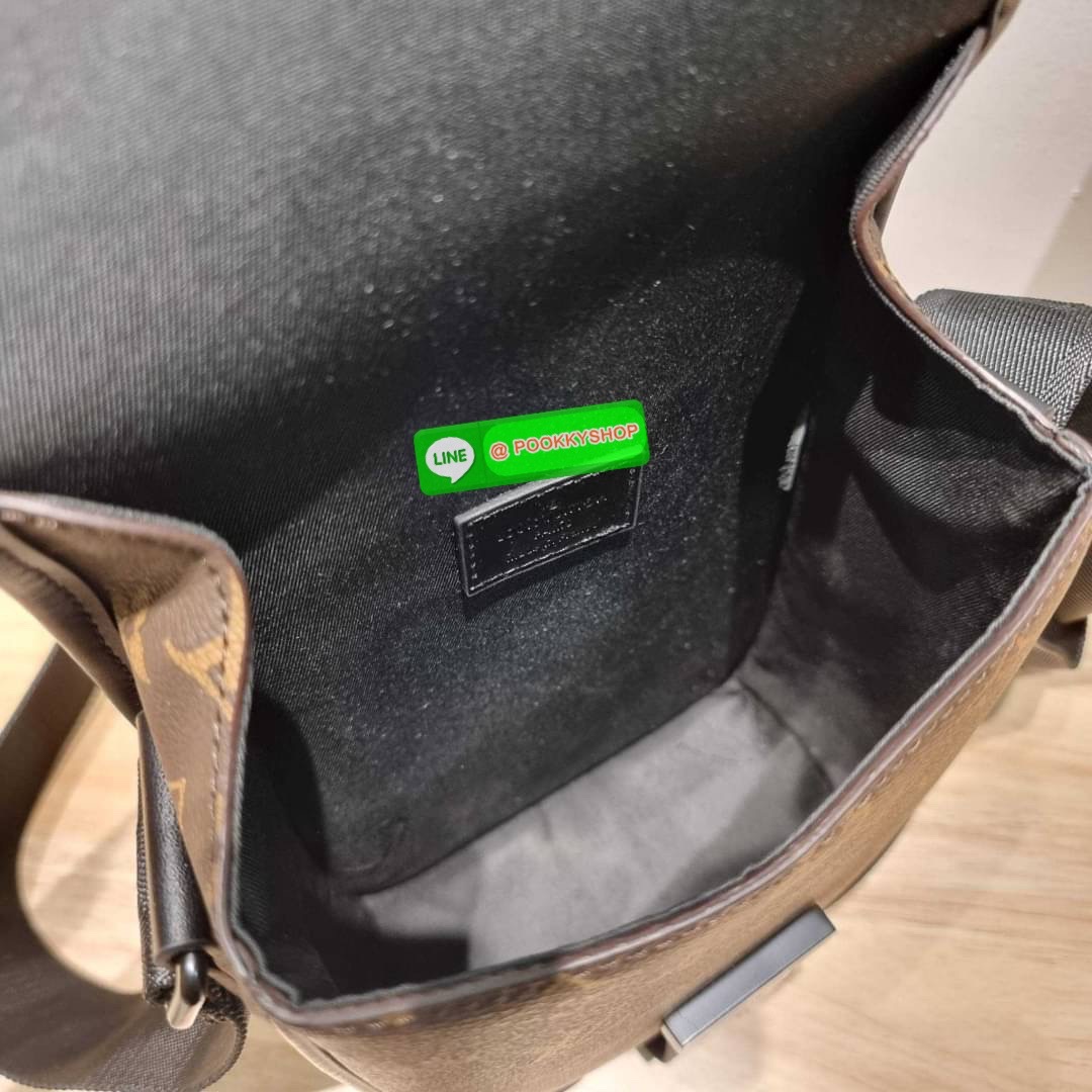 ใหม่ล่าสุด ได้ชิคๆเท่ๆก่อนใคร ไม่ต้องรอพรีฯ กับกระเป๋าสะพายข้างสำหรับหนุ่มๆ LV crossbody bag งานหรู ราคาดีจากเคาน์เตอร์ dutyfree วัสดุหนังแคนวาสคุณภาพดี ดีไซน์ดูแพง ด้วยอะไหล่เปิด-ปิดแม่เหล็กแน่นหนาสีดำ ตัดกับลวดลายโมโนแกรมได้เป็นอย่างดี ภายในโล่ง ใส่โทรศ