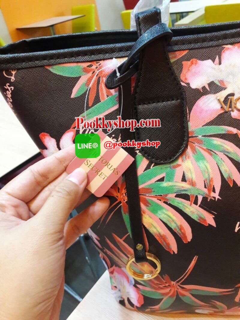 พร้อมส่ง Victoria's Secret Shopping Bag กระเป๋าอเนกประสงค์สุดสวยสะดุดตา วางตั้งได้ ไม่ยุบไม่ย้วย ใส่ของใช้สารพัดในทุกที่ทุกเวลา เปิดปิดง่ายๆด้วยกระดุมแป๊ก ฐานวางตั้งอยู่ทรงมีหมุดรองกระเป๋า พร้อมอักษรแบรนด์สีเงินแวววาวด้วยจ้า