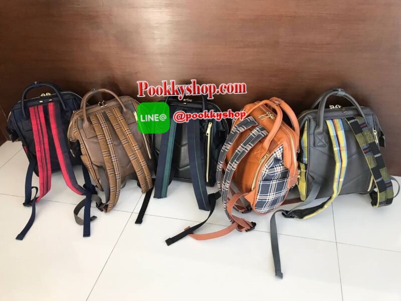 Anello Checked Hinge Clasp Mini Backpack เปิดตัวคอลเลคชั่นใหม่ปลายปีสุดน่ารัก วัสดุผ้าแคนวาสลายสก็อต และขอบบนล่างและด้านหลัง วัสดุpu โลโก้แบรนด์ด้านหน้าตัดหนังทรงกลม จุดเด่นในการใช้งานยังคงเหมือนเดิม ต่างที่ขนาดจะเล็กกว่ารุ่นออริจินัลไซส์มินินิดเดียว ผู้ใ
