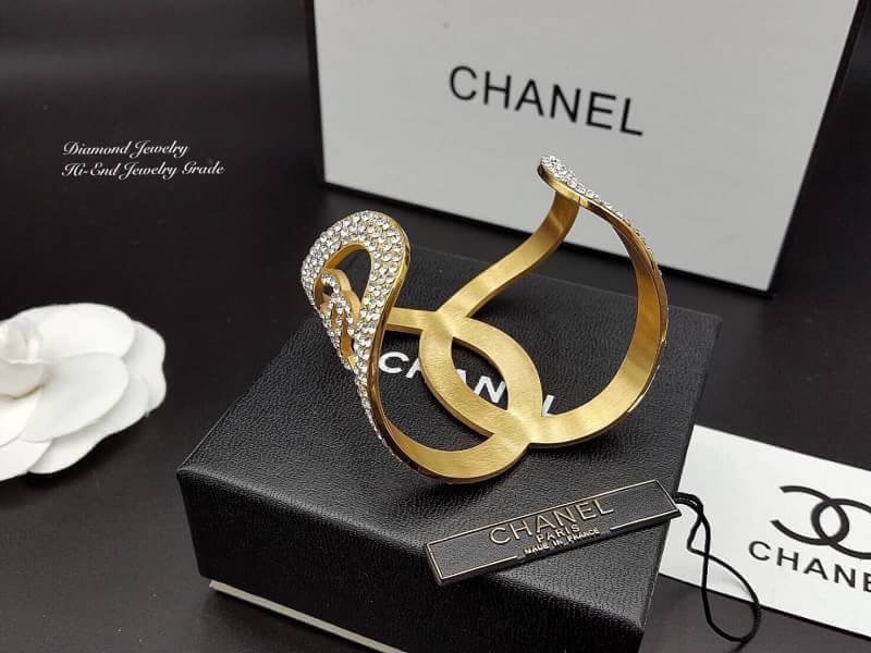 The New Collection !!!!! Chanel Cuff เพชร 3 แถว งานเกรด Super Hi-End ค่ะ สวยมากกกกก รุ่นนี้เป็นงาน stainless steel แท้ 100% ค่ะ งานมีปั๊มลึก คมกริบ ด้านในเหมือนของแท้เป๊ะๆๆๆๆ ห้ามพลาดเลยสาวๆ กำไลเป็นแบบบีบปรับไซส์ให้เข้ากับข้อมือได้ค่ะได้ค่ะ ใส่ออกมาสวยมว