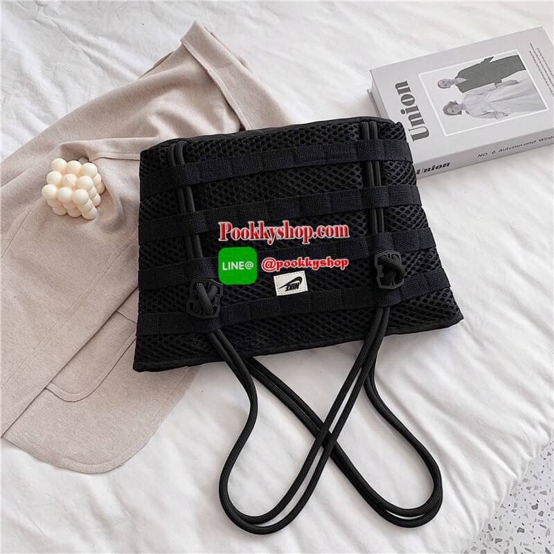 Brand : Nike Detail : กระเป๋าสะพายข้างสุดชิค เก๋ไก๋ด้วยลายที่โดดเด่นของ Nike ภายในกว้าง ใส่ของได้จำนวนมาก มีทั้งช่องซิป ช่องใส่ของเล็กๆ น้อยๆ กระเป๋าระบายได้ดีมาก สามารถใส่เสื้อผ้าไปออกกำลังกายได้เลย ราคาแบบนี้ใครยังไม่มีต้องเก็บไว้สักใบแล้วนะคะ กระเป๋าน้