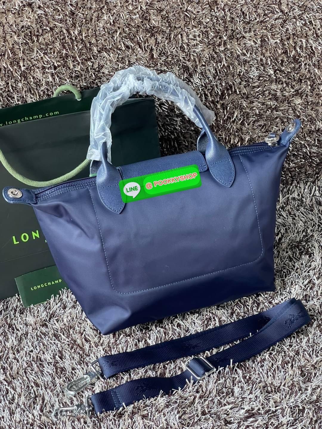 💕Longchamp LE PLIAGE NÉO TOP HANDLE BAG (small size) อีกหนึ่งรุ่นยอดนิยม ที่สาวๆ ต้องมีไว้เก็บไว้สักใบ กระเป๋าโท้ทใบนี้ มาพร้อมกับสีที่มีสไตล์เรียบง่าย มีสายสะพายยาวปรับสั้นยาวได้ช่วยให้คุณสามารถสะพายไหล่ได้อย่างสบาย ในตัวสายปักโลโก้อันเป็นสัญลักษ