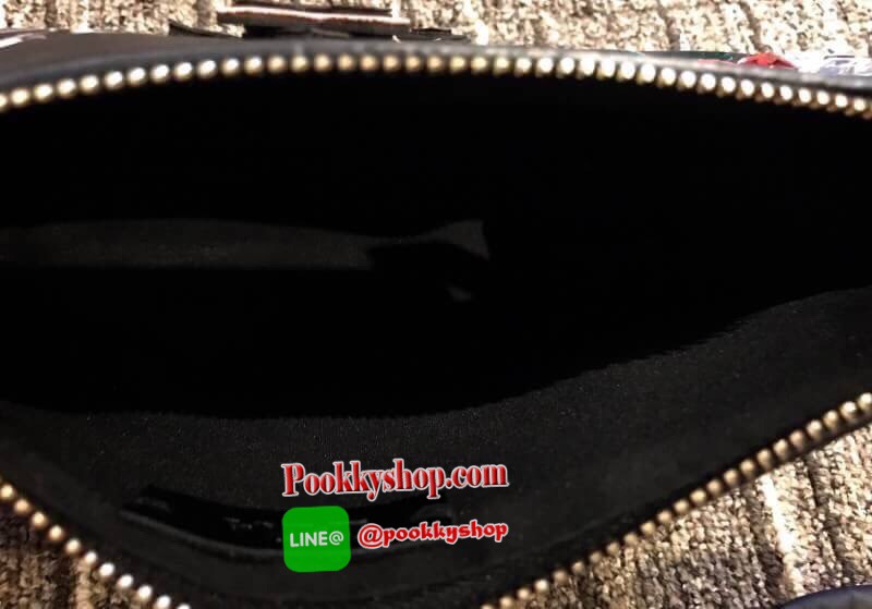 ZARA EMBROIDERED LEATHER CLUTCH กระเป๋าสะพายทรงคลัชวัสดุหนังนิ่มปักลายดอกไม้ประดับคริสตัลด้านหน้าดูมีดีเทล ขนาดกำลังดี น้ำหนักเบา เปิดปิดด้วยซิปสะดวกใช้ ภายในกว้างสามารถใส่กระเป๋าสตางค์ยาวได้ สายสะพายโซ่ Cross Body ได้ เข้าได้กับทั้งกระโปรงกางเกง เป็นอีกห