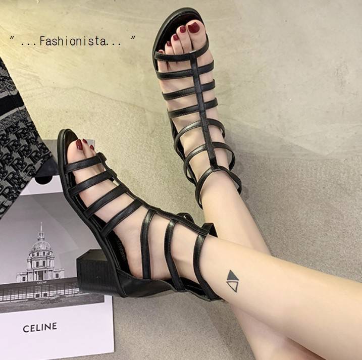 สินค้าล็อตใหม่มาถึง พร้อมส่งแล้วค่ะ NEW OPEN TOES ROMAN SANDALS SHORT BOOTS งาน Premium-Quality รุ่นขายตลอดกาล ดีหมดไวมากค่ะ!!! รองเท้าหนังสานทรงสั้นสไตล์โรมัน วัสดุ PU เนื้อหนาคุณภาพดี Cutting แน่นทรงสวยมาก ถอดใส่ง่ายด้วยซิปหลัง ส้นใหญ่สูง 2.5" สโลป