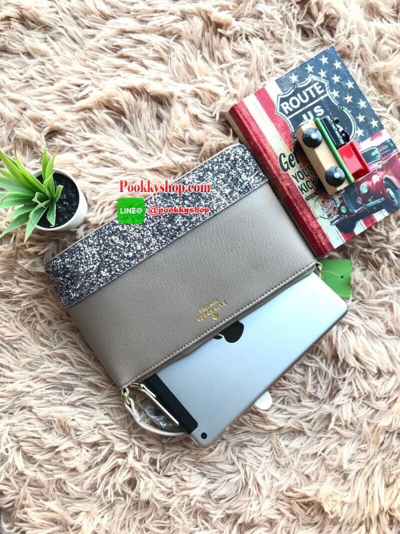 Kate Spade New York Greta Court Ramey Gritter Crossbody Bag กระเป๋าสะพายที่มีดีเทลเป็นกริชเตอร์วิ้งที่ก้นกระเป๋า ด้านบนหนังsaffiano เปิดปิดด้วยซิปเดียวด้านบน ภายในใส่กระเป๋าสตางค์ยาว มินิไอแพคได้ สายสะพายยาว118cmปรับไม่ได้ ขนาดกำลังดีสวยน่าใช้เลยคร้า!!