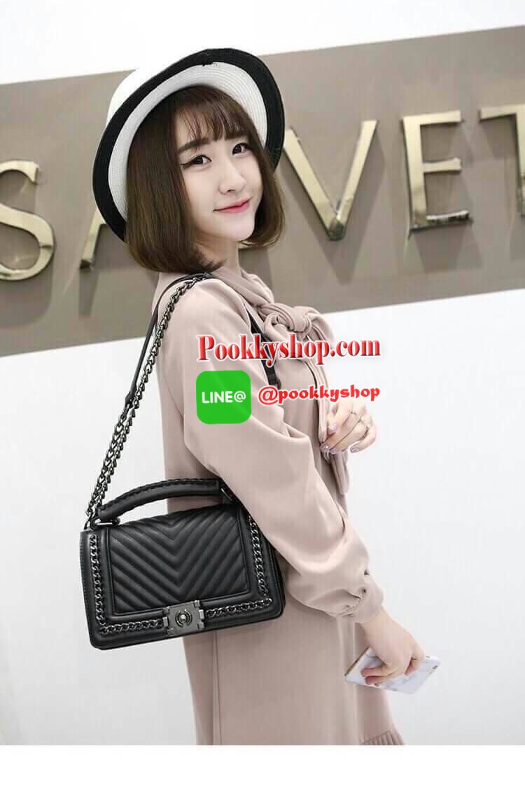 ZARA (Basic) shoulder bag :รีออเดอร์รุ่นขายดีฝุด กระเป๋าทรง Look like chanel ทรงกล่อง ตั้งอยู่ทรง ตัวกระเป๋าหนัง PU สวยเงา สายสะพายโซ่ต่อหนัง ความยาว 120cm ปรับได้3ระดับ ด้านหน้าแต่งขอบโซ่ถักหนัง เย็บลายแทยงทั้งหน้าและหลัง ภายในมีช่องใหญ่และช่องซิป2ช่อง ม