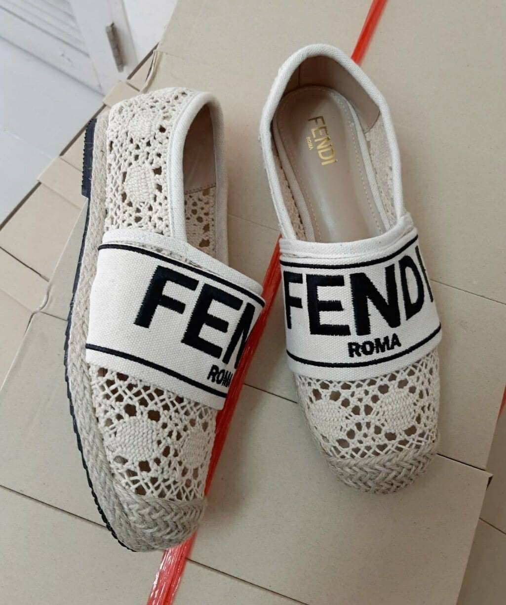 งานเข้าใหม่ เพิ่งมาค่ะ พร้อมส่ง คลอใหม่ สลิปออนงานลูกไม้คาด Fendi Roma น่ารักมากๆ รุ่นนี้ พื้นปั้มแบรนด์
