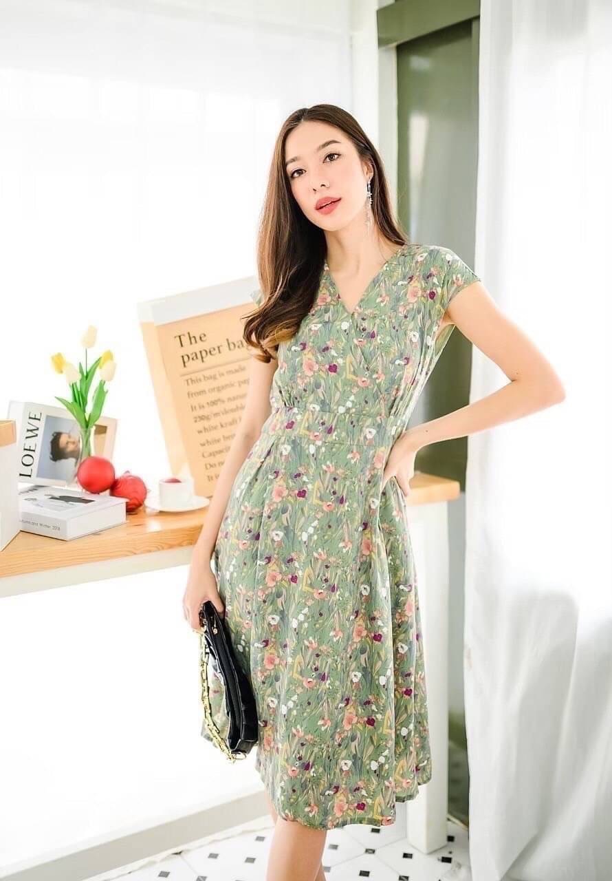 Dress ผ้าลายคอเหลี่ยมแขนยกไหล่นิดหน่อย ทรงเข้ารูปต่อเอวใส่ออกมาคือพอดีตัว ผ้าสวยเนื้อนิ่มลื่น ใส่สบาย งานซับในเย็บเก็บชาย ซิปหลังซ่อน