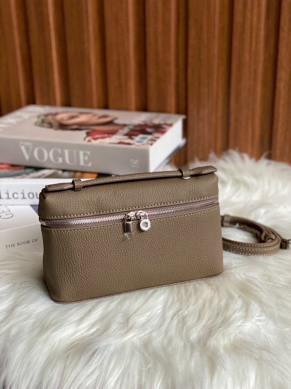 LP กระเเสเรียบหรูดูเเพงเเบบไม่ตะโกน ต้องยกให้รุ่นนี้เลยค่า งานตัดเย็บสวยมากกก เป็นหนังวัวเเท้ สัมผัสดีมากก จุของให้ครบ มือถือใส่ได้ทุกรุ่น มาพร้อมสายสะพายยาว