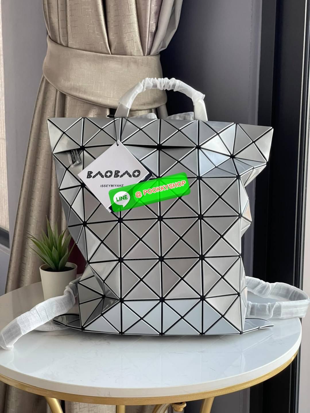 💕BAO BAO ISSEY MIYAKE FLAT PACK BACKPACK รุ่นนี้มีขนาดปานกลาง ไม่เล็กไม่ใหญ่จนเกินไป ดีไซน์เก๋ตามแบบฉบับของแบรนด์ มองเผิน ๆ อาจจะคิดว่ากระเป๋าแบนคงจุของได้ไม่เยอะ แต่บอกเลยว่าใส่ของได้เยอะกว่าที่คิด ด้วยดีไซน์รูปทรงสามเหลี่ยมที่ประกบกัน เมื่อใส่ขอ