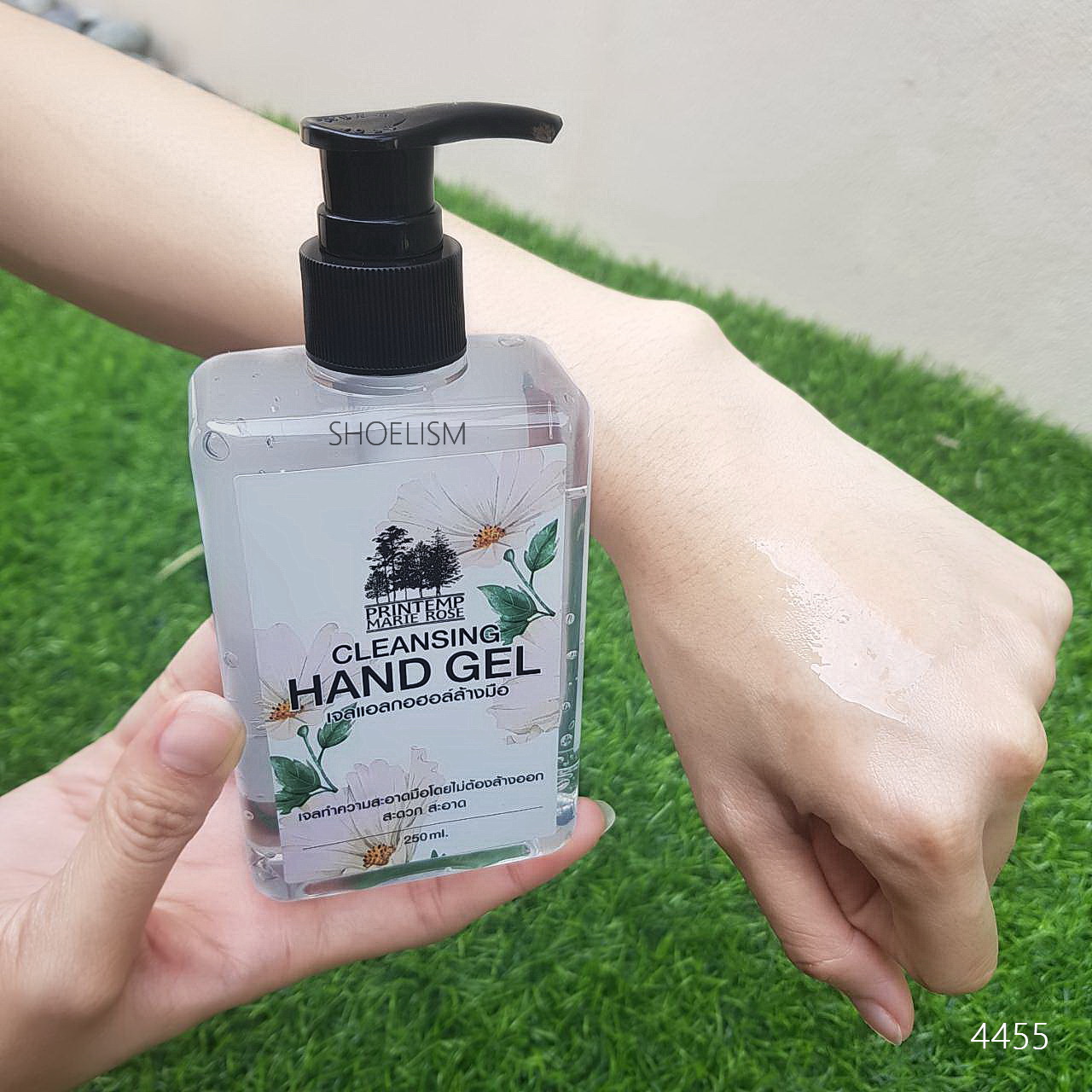 เจลทำความสะอาดมือ โดยไม่ต้องใช้น้ำ มีส่วนผสมจากแอลกอฮอล์มากกว่า 71% ซึ่งมีประสิทธิภาพช่วยลดการสะสมของเชื้อโรค ไวรัส และเชื้อแบคทีเรียต่างๆ ได้อย่างสะอาดปลอดภัย พร้อมทั้งยังบำรุงผิวและถนอมมือจากสารสกัด Organic Aloe Vera Extract, Glycerin, Propylene glycol