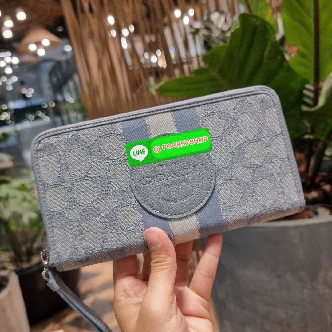 COACH C9073 DEMPSEY LARGE PHONE WALLET IN SIGNATURE JACQUARD WITH STRIPE AND COACH PATCH พร้อมเสิร์ฟความเลิศหรู กับคอลใหม่ล่าสุด กระเป๋าสตางค์ใบยาวกึ่งคล้องมือ สีสุดละมุน ถือใช้คือขับผิวสุด!! วัสดุผ้า jacquard สลับหนัง pepble มาพร้อมสายคล้องมือในตัว กันหล