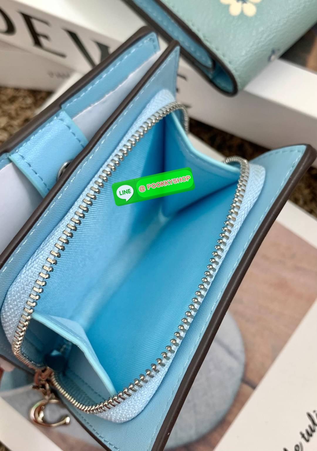 COACH SNAP WALLET ((8704//6941)) 🌍พร้อมส่ง ห้ามพลาด ก่อนหมดค่ะ! ✔️กระเป๋าเงินใบสั้น หนังแท้ แต่ละสีปริ้นลายได้สวยงาม แตกต่างกันไปค่ะ ✔️เปิด-ปิดกระเป๋าแบบกระดุม ภายในมีช่องใส่ธนบัตรตามยาว และช่องเสียบบัตร5ช่อง//มีช่องซิปแยกฝั่งห้อยด้ว