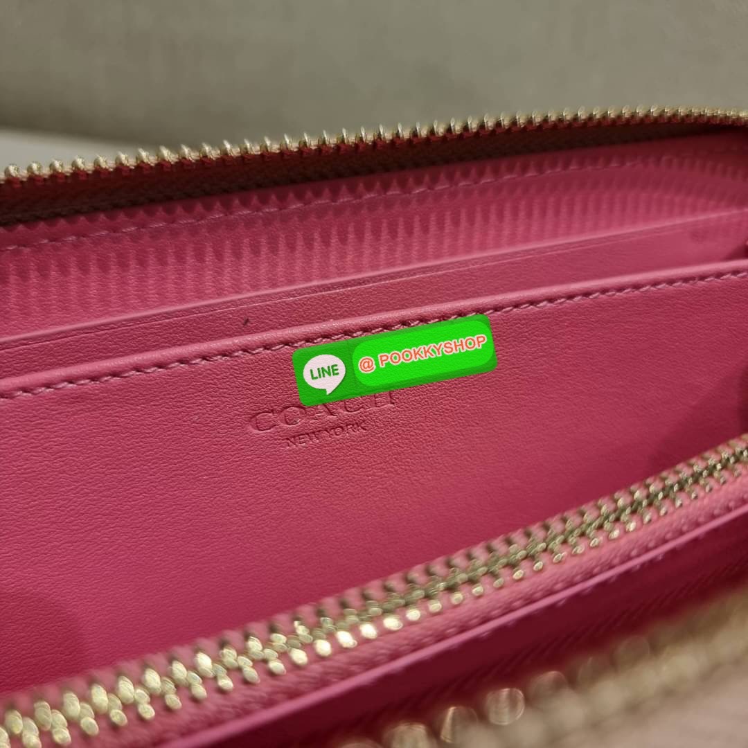 COACH C8313 LONG ZIP AROUND WALLET WITH SIGNATURE JACQUARD WITH STRIPES พร้อมเสิร์ฟความเลิศหรู ใหม่ล่าสุด กระเป๋าสตางค์ใบยาวกึ่งคล้องมือ ดีไซน์ผู้ดี๊ผู้ดี รุ่นขายดี ถือใช้คือขับผิวสุด!! วัสดุผ้า jacquard ลวดลายดูแพง มาพร้อมสายคล้องมือ ถอดออกได้ ภายในใส่บั