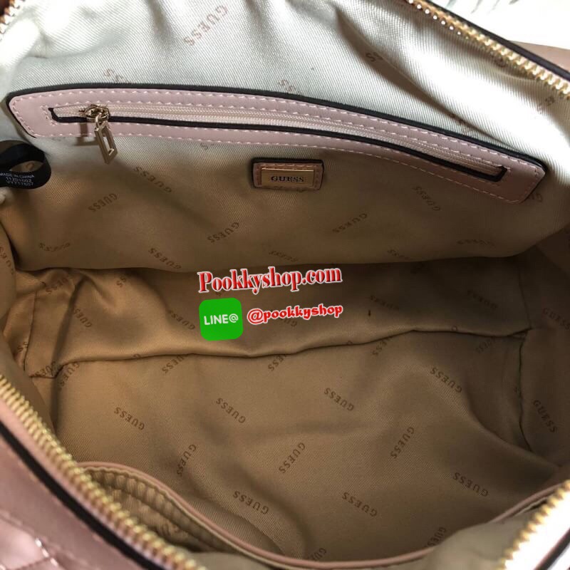 GUESS Sweet Candy Large Satchel กระเป๋าสะพายทรง Bowling รุ่นใหม่ล่าสุดจาก GUESS FACTORY หนังนิ่มลายตารางสวยอยู่ทรงใบใหญ่กำลังดี ด้านหน้าประดับโลโก้หูหิ้วโซ่ร้อยหนังสะพายไหล่ได้เเข็งแรงรับน้ำหนักได้เยอะ เปิดปิดด้วยซิปสะดวกใช้ มีหมุดรองฐานกันรอย ภายในมีช่อง