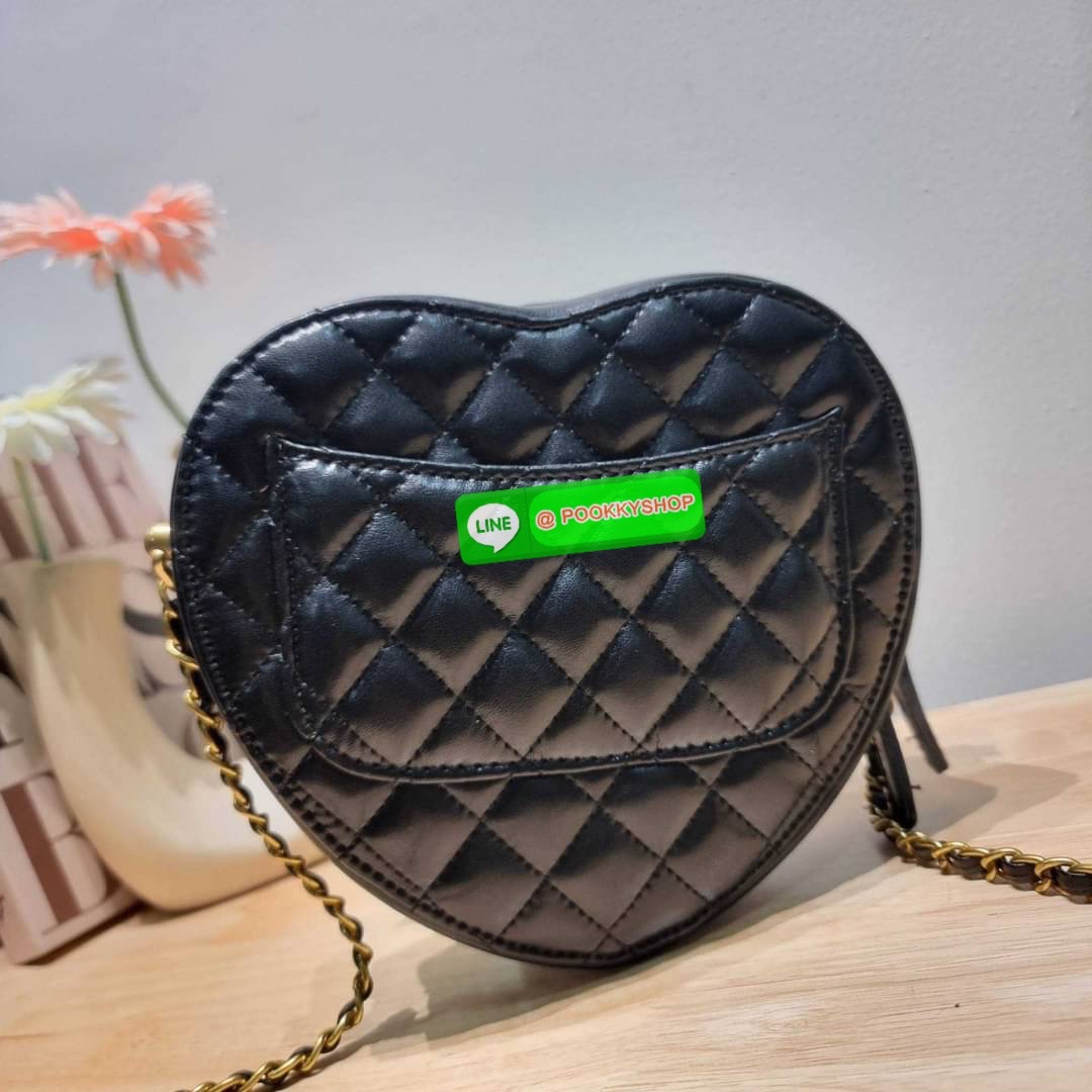 สวยมาก มงลงมาก!! พรีเมี่ยมกิ๊ฟ Chanel vip สุดพิเศษจากเคาน์เตอร์ duty free กระเป๋าสะพายสุดคิ้วท์ ที่ดีไซน์รูปทรงหัวใจไม่ซ้ำใคร น่ารักทุกสี น่าใช้ไปเลยแม่!! วัสดุหนังแกะฟอกสี เปิด-ปิดด้วยซิป ด้านหน้ามีช่องเก็บของจุกจิก ภายในเป็นช่องโล่ง ใส่มือถือ ใส่กระเป๋า