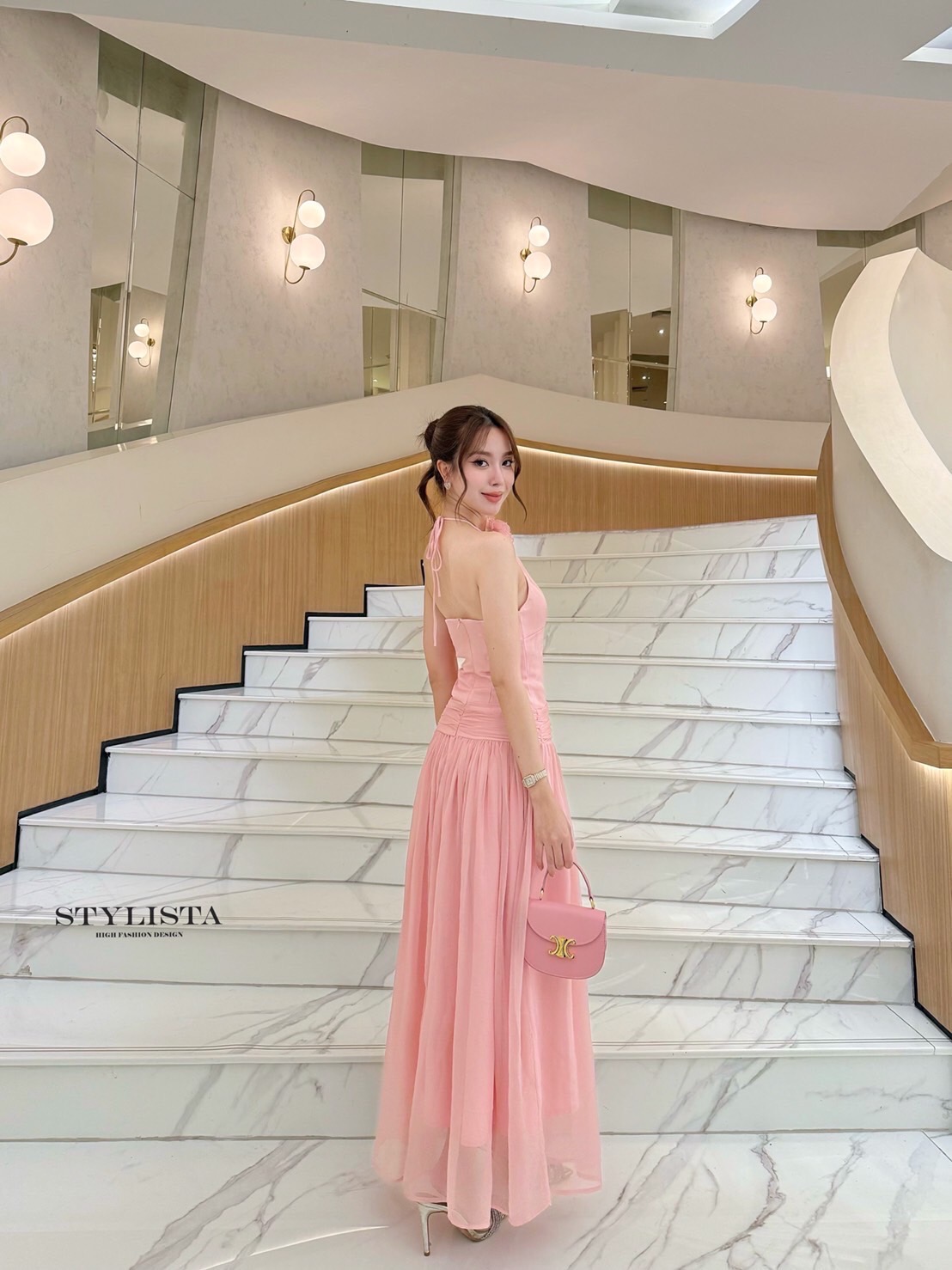 เดรสแฟชั่น เดรสยาวโทนพีชหวาน ดีไซน์เก็บเอว พร้อมดอกกุหลาบคอผูกสุดละมุน