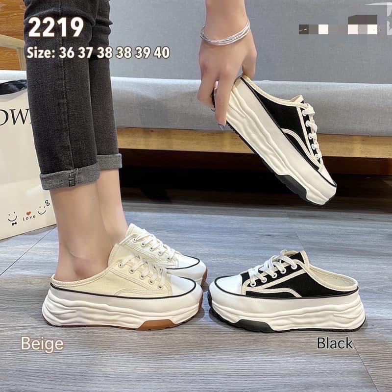 พร้อมส่งคะ รองเท้าผ้าใบเปิดส้น สไตล์เกาหลีมาใหม่ สวยยืน1 🥇มาแล้วจ้า ทรงสวยอย่างดี งานเกร๋เรียบหรูดูแพง ตัวนี้ห้ามพลาด ใส่สบายจะแมตช์กับกางเกง👖หรือกระโปรง👗ก็ได้ค่ะ แม่ค้าคอนเฟริม ห้ามพลาดเลยจ้าตัวนี้แนะนำ อย่าช้ารีบเลย