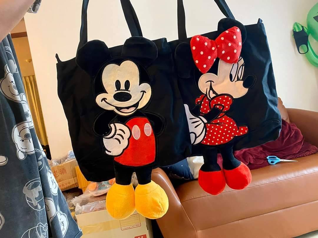 พร้อมส่ง กระเป๋า มิกกี้ มินนี้ น่ารักมากกก กระเป๋าสะพายผ้า ลายมิกกี้เมาว์ & มินนี้เมาท์ สุดน่ารัก ทรงสวย ลายการ์ตูน3มิติสวยหรู ดูแพงมาก น้ำกนักเบา จุของได้เยอะมากๆค่ะ สะพายแบบเก๋ๆ เดินเล่นชิวๆ สาวควรมีติดไว้สักใบนะค่ะ